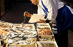Beneficios de consumir pescados superan a los potenciales peligros