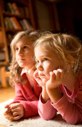 Demasiada televisión genera problemas conductuales en los niños
