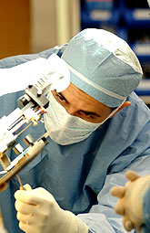 Neuroestimulación cerebral mejora el Parkinson