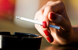 Mujeres son más sensibles a daños del tabaco