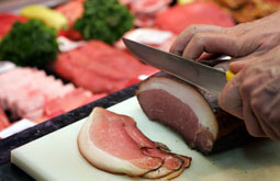 Mortalidad cardiovascular y cáncer aumentan por carnes rojas