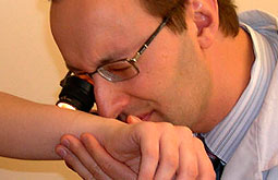 La dermatoscopía diagnóstica las queratosis actínicas