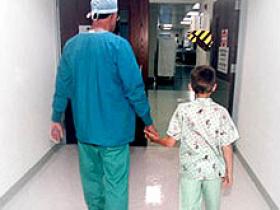 Disminuir la ansiedad preoperatoria de los niños mejora la recuperación