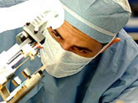 Neuroestimulación cerebral mejora el Parkinson