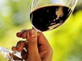 Ingesta moderada de alcohol se asocia a menos demencia en ancianos