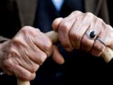 Practicar ejercicios con música disminuye las caídas en ancianos
