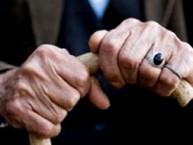 Practicar ejercicios con música disminuye las caídas en ancianos