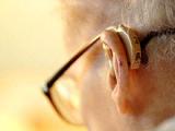 Audífonos mejoran el estado cognitivo y psicológico de los ancianos
