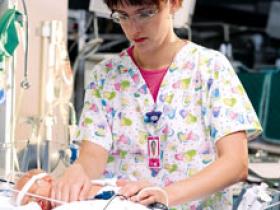 Aciclovir mejora los resultados neurológicos del herpes neonatal