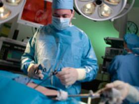 Cirugía laparoscópica colorrectal más que la hemicolectomía abierta