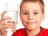 Niños que consumen más sal toman más bebidas azucaradas