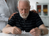 La edad de comienzo de la enfermedad de Alzheimer