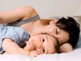 Dormir con los padres promueve la lactancia materna