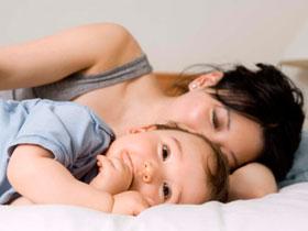 Dormir con los padres promueve la lactancia materna