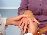 Tabaquismo eleva la incidencia de artritis reumatoide en mujeres