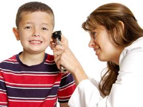 Antibióticos controlan la otitis media con efusión
