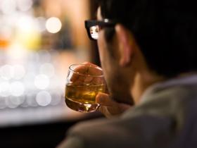 Consumo bajo a moderado de alcohol potencia el riesgo de cáncer