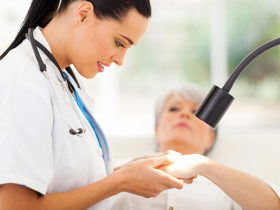 Tralokinumab alivia la dermatitis atópica
