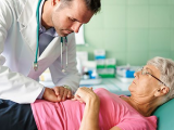 Trasplante de microbiota beneficia a pacientes con SII