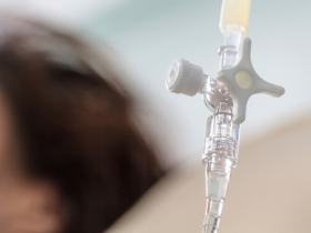 Infusión continua para reducir el riesgo de daño renal 