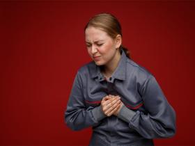 Mujeres jóvenes tienen más probabilidades de volver al hospital un año después de un infarto