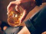 Consumo de alcohol se asocia a cáncer colorrectal de aparición temprana
