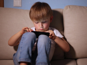Menor tiempo en pantallas, mejor salud mental infantil
