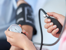 La posición del brazo podría afectar los valores de presión arterial
