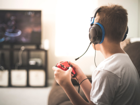 Uso adictivo de redes sociales y videojuegos en niños se vincula con riesgo suicida