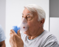 enfermedad pulmonar obstructiva crónica, EPOC, exacerbaciones de EPOC, terapia inhalada de mantenimiento en EPOC, azitromicina, roflumilast